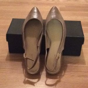 NWOT ANN TAYLOR SLINGBACK FLATS-TAN